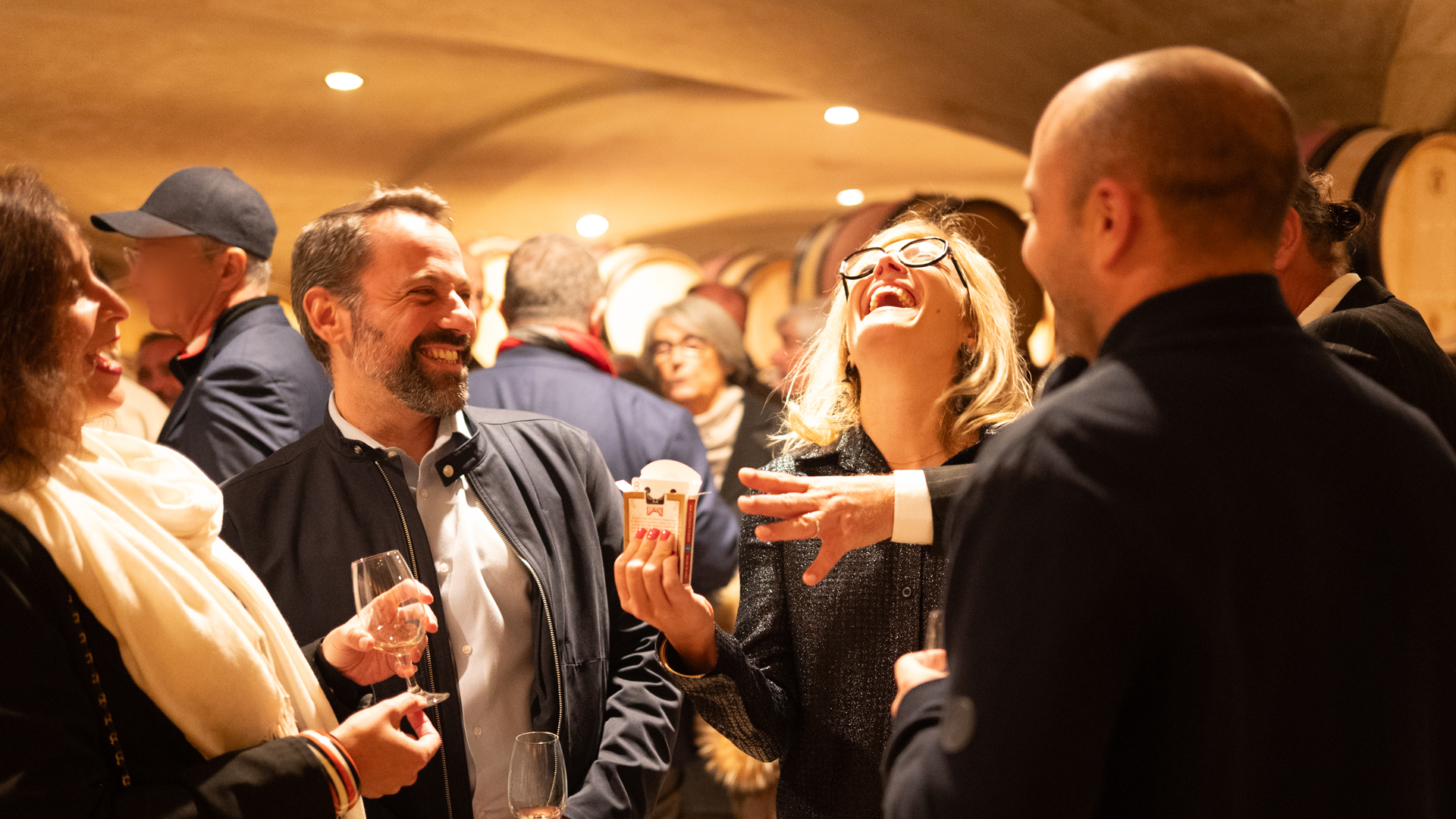 Anthony James en close-up, créant un moment de joie et d’émerveillement auprès des invités